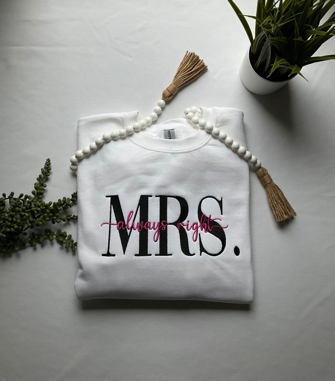 Custom Sweatshirt, Embroidered Sweatshirt, Personalized Gift for Her, Mom, Wife, Personalized Gift, white sweatshirt, Mrs, gift mode, sister