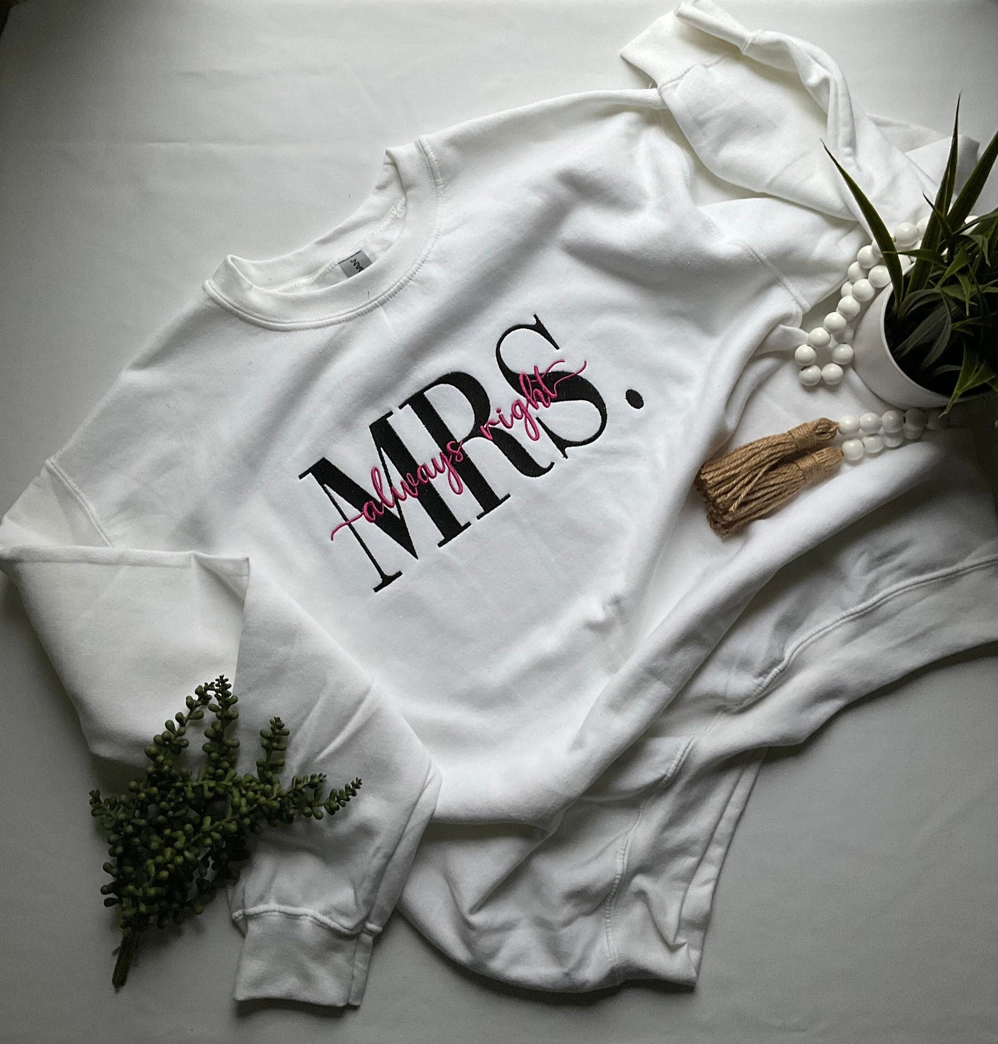 Custom Sweatshirt, Embroidered Sweatshirt, Personalized Gift for Her, Mom, Wife, Personalized Gift, white sweatshirt, Mrs, gift mode, sister